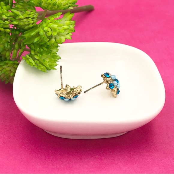 🍀 Small Blue Rhinestone Flower Gold Stud Earrings - Picture 2 of 3
